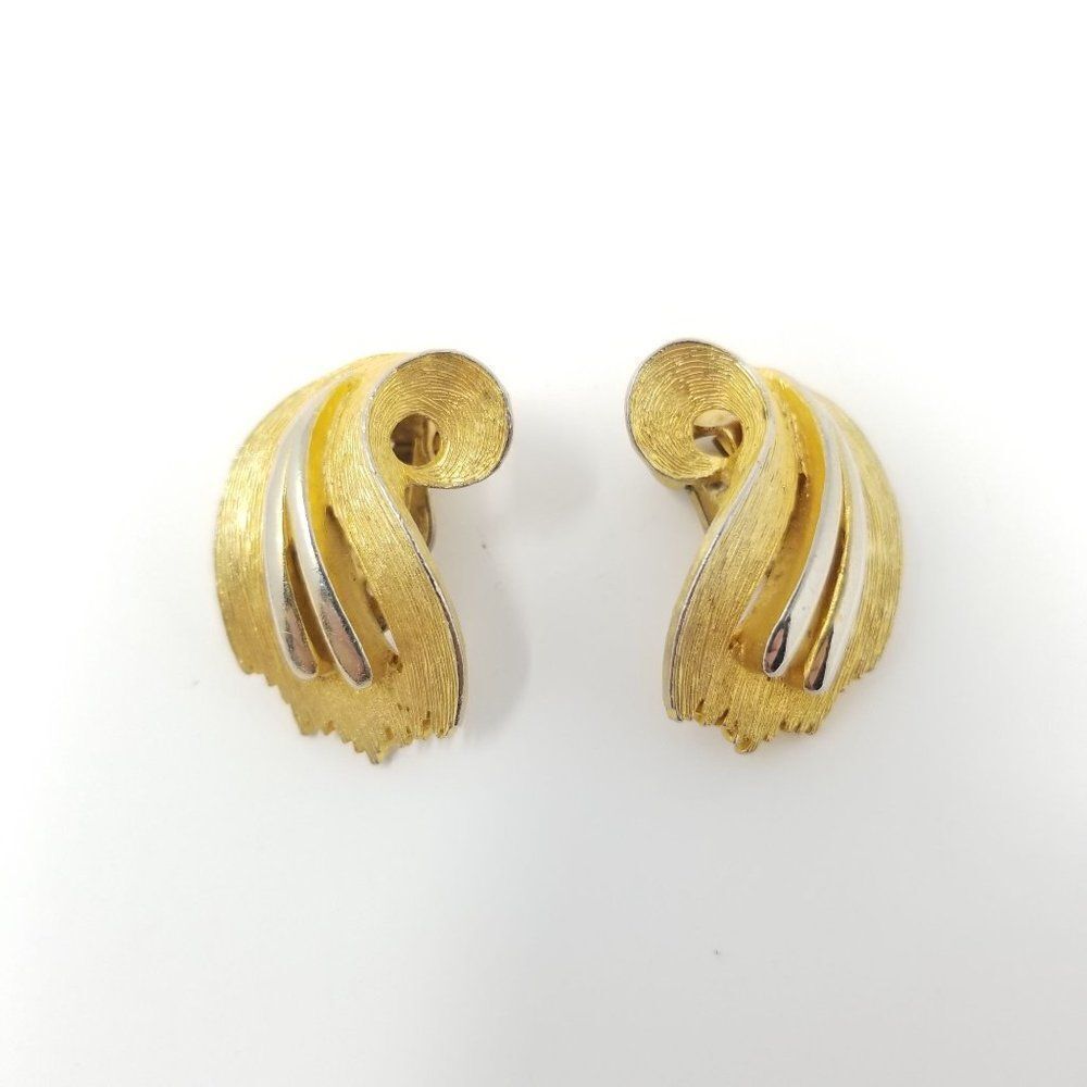 Vintage Gold Tone Clip On Earrings, Retro Mid-century Style, Estate - Picture 1 of 4